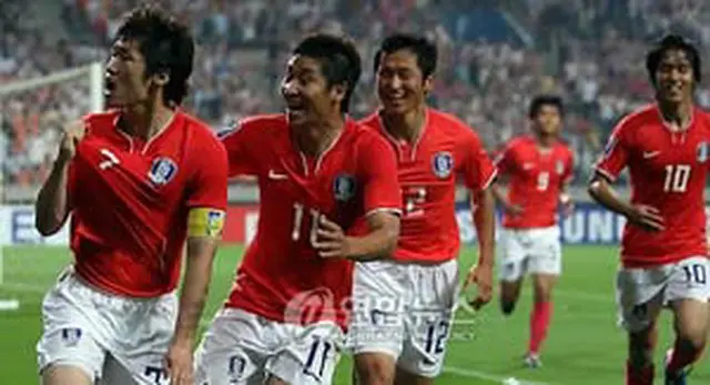 W杯最終予選 韓国対イラン戦の後半、同点ゴールを決めたパク・チソン（左）へ駆け寄る韓国イレブン
