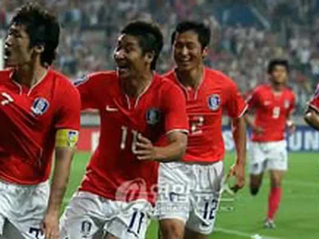 W杯最終予選 韓国対イラン戦の後半、同点ゴールを決めたパク・チソン（左）へ駆け寄る韓国イレブン