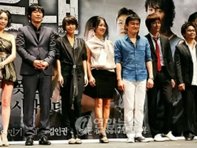 制作報告会のようす。左からカン・イェウォン、ソル・ギョング、ハ・ジウォン、オム・ジョンファ、パク・チュンフン、イ・ミンギ、キム・イングォン＝18日、ソウル（聯合ニュース）