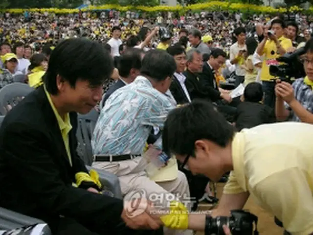 参加した市民らと握手を交わす柳時敏元保健福祉部長官＝21日、ソウル（聯合ニュース）