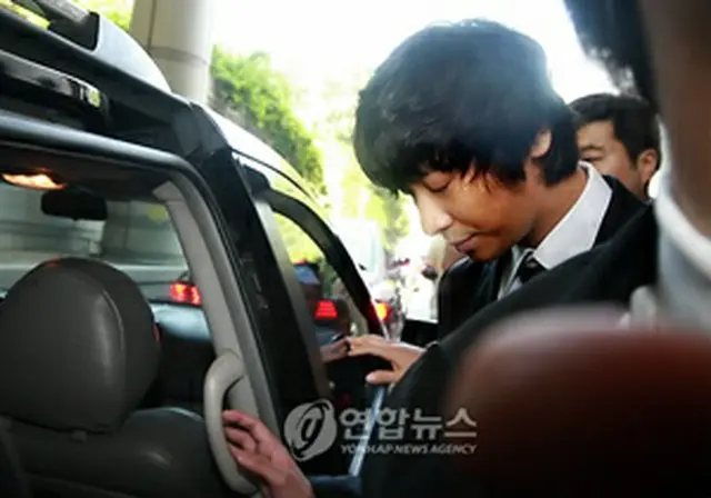 閉廷後、ソウル中央地裁を後にするチュ・ジフン＝23日、ソウル（聯合ニュース）