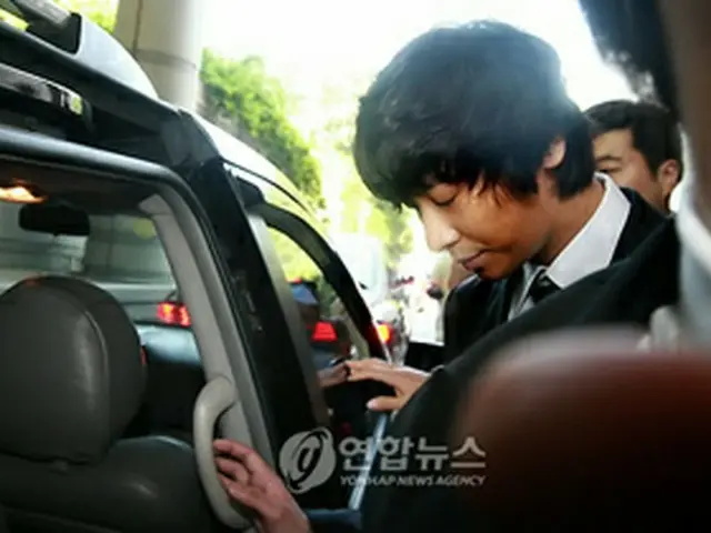 閉廷後、ソウル中央地裁を後にするチュ・ジフン=23日、ソウル(聯合ニュース)