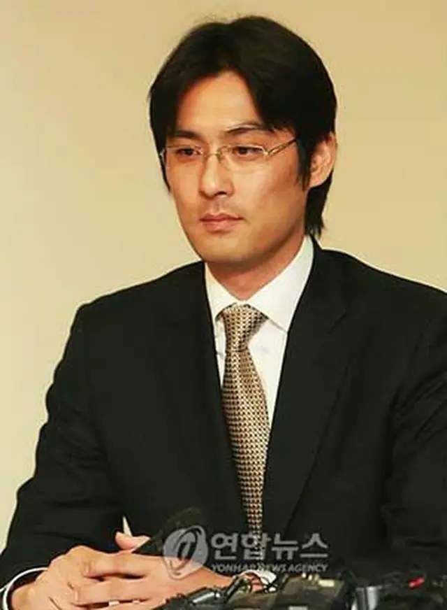 インタビュー中のチョ・ソンミン