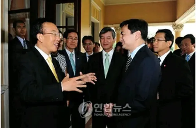 金慶尚北道知事（左）とアピシット首相＝30日、バンコク（聯合ニュース）