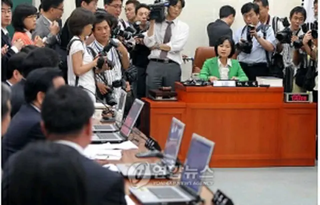 国会環境労働委員会の全体会議で舌戦を繰り広げる与野党＝6月30日、ソウル（聯合ニュース）