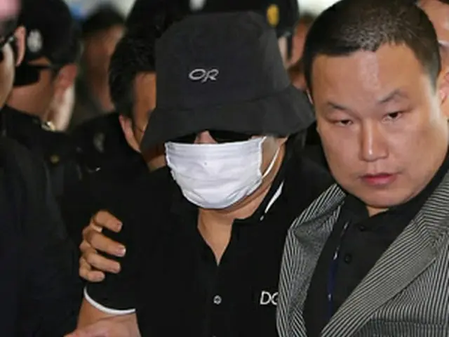 故チャン・ジャヨンの自殺事件の核心人物であり、事務所前代表のキム氏（中央）