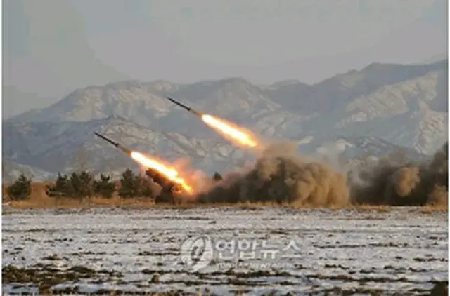 写真は1月5日に朝鮮中央通信が報じた朝鮮人民軍砲射撃訓練のようす＝（聯合ニュース）
