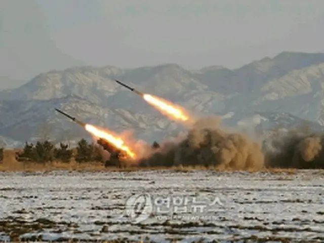 写真は1月5日に朝鮮中央通信が報じた朝鮮人民軍砲射撃訓練のようす＝（聯合ニュース）
