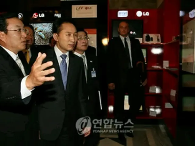 「世界一流韓国商品展示会」でＬＧ電子ブースを訪れた李明博（イ・ミョンバク）大統領＝（聯合ニュース）
