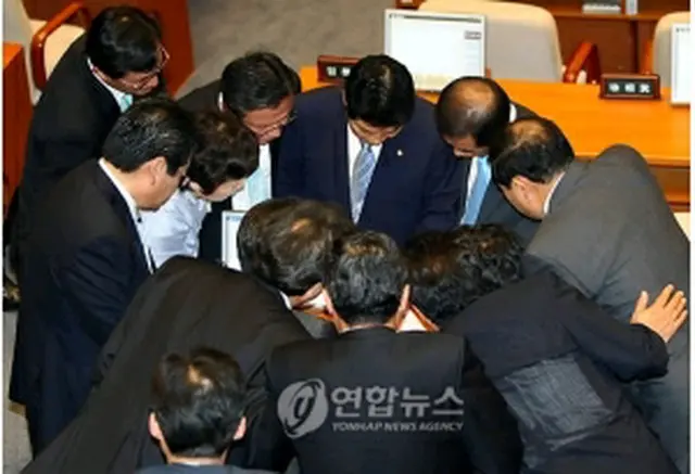 散会宣言後、本会議場で対策を話し合うハンナラ党議員ら＝15日、ソウル（聯合ニュース）