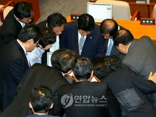 散会宣言後、本会議場で対策を話し合うハンナラ党議員ら＝15日、ソウル（聯合ニュース）