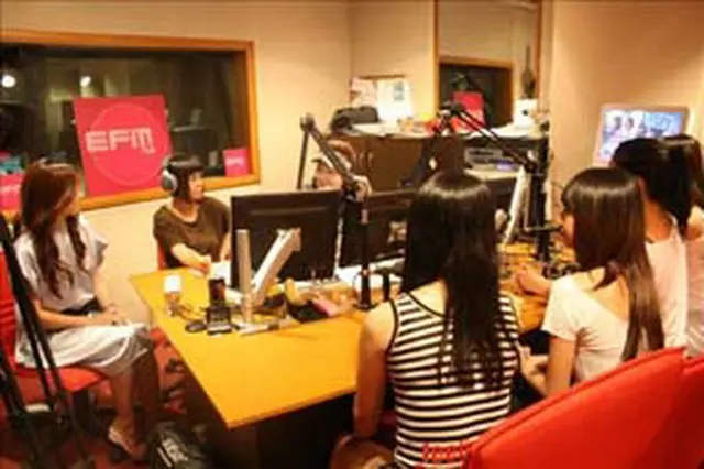 タイを訪問した＜Baby V.O.X＞新メンバー候補4名（写真手前）