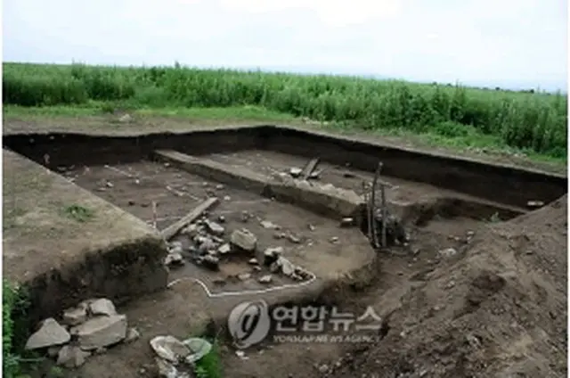 発掘現場で見つかった住居地跡＝21日、ウラジオストク（聯合ニュース）