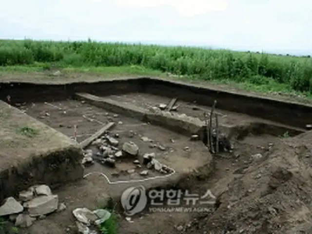 発掘現場で見つかった住居地跡＝21日、ウラジオストク（聯合ニュース）