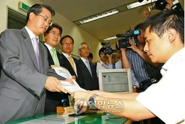憲法裁判所に書類を提出する野党議員（左側）＝23日、ソウル（聯合ニュース）