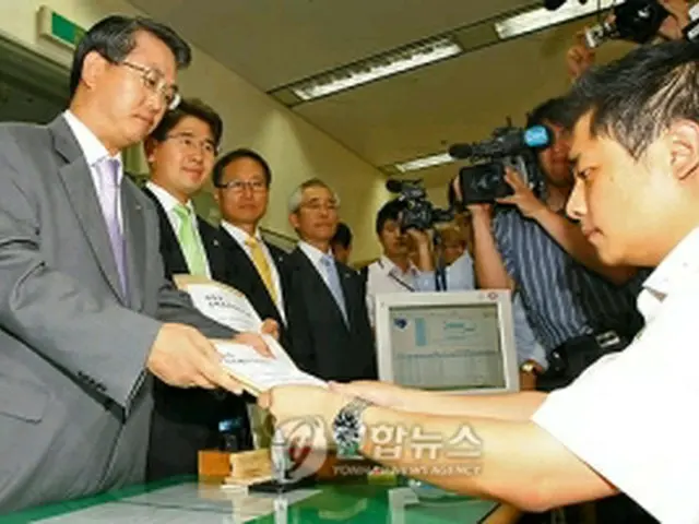 憲法裁判所に書類を提出する野党議員（左側）＝23日、ソウル（聯合ニュース）