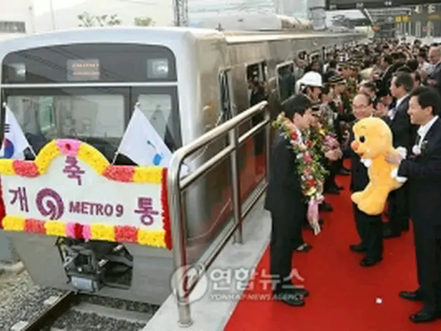 開花駅で開通式が行われた＝24日、ソウル（聯合ニュース）