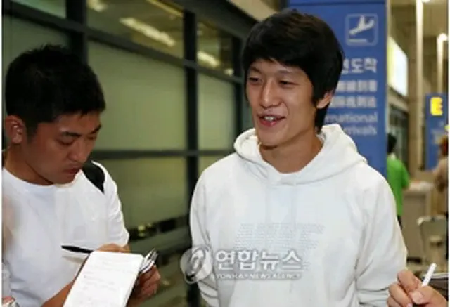 訪英を終え帰国したイ・チョンヨン＝24日、永宗島（聯合ニュース）