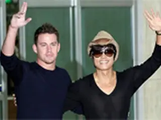 韓国のファンにあいさつするイ・ビョンホン＆チャニング・テイタム