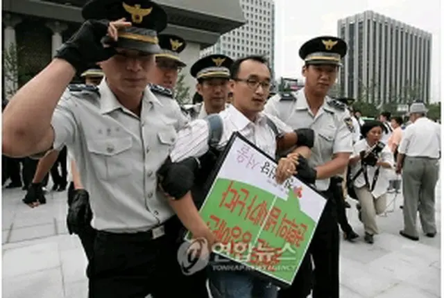警察に連行される参加者＝3日、ソウル（聯合ニュース）