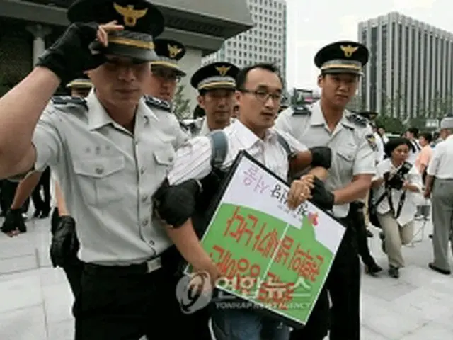 警察に連行される参加者＝3日、ソウル（聯合ニュース）