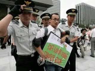 光化門広場で市民団体らが会見、警察は参加者を連行