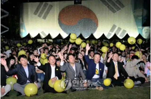 昨年の「ソウル文化の夕べ」開幕式のようす。公演を観覧する市民ら＝（聯合ニュース）