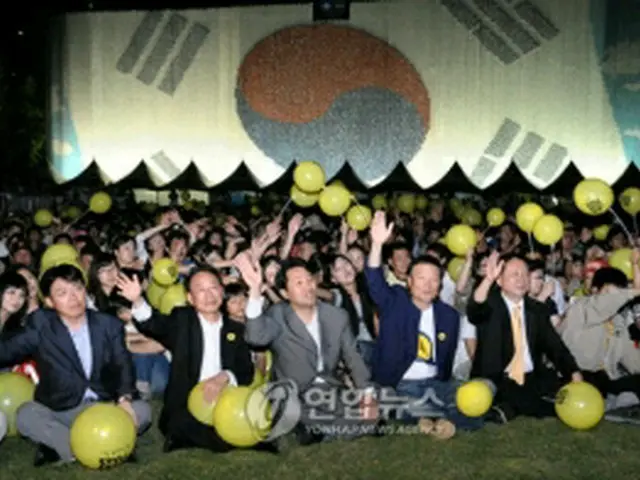 昨年の「ソウル文化の夕べ」開幕式のようす。公演を観覧する市民ら＝（聯合ニュース）