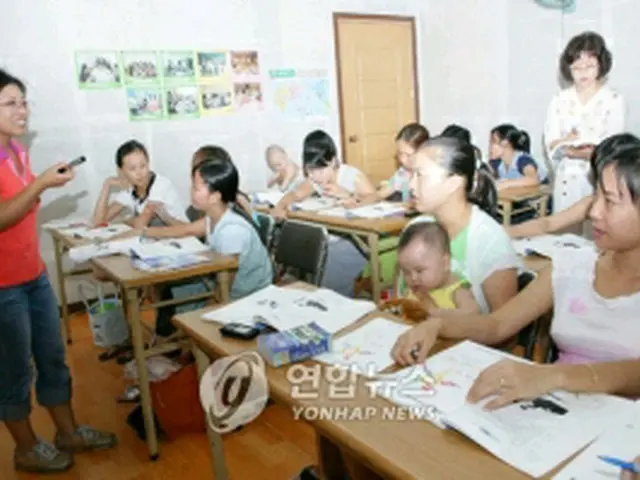 国際結婚による移民女性は全国的に増え、各地方でさまざまなサポートや文化行事が進められている。蔚山の外国人妻向け韓国語教室のようす＝（聯合ニュース）