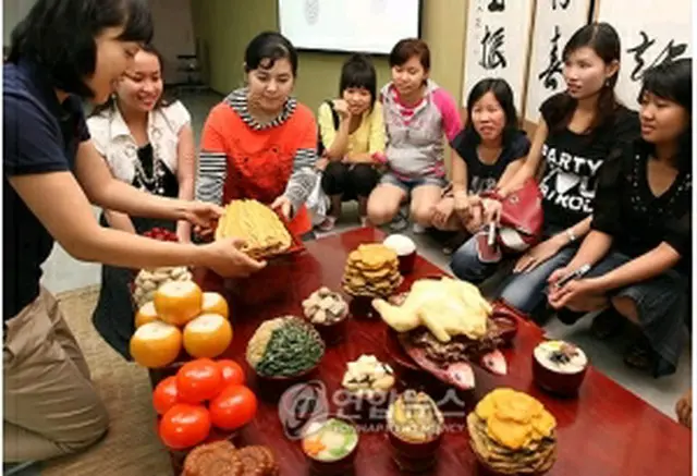 韓国体験教育を受ける結婚移民女性ら＝（聯合ニュース）