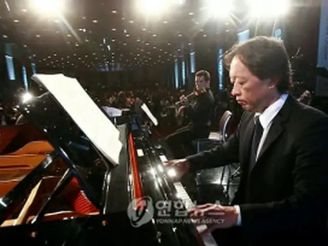 ピアノを演奏するチョン・ミョンフンさん（5月撮影）＝（聯合ニュース）