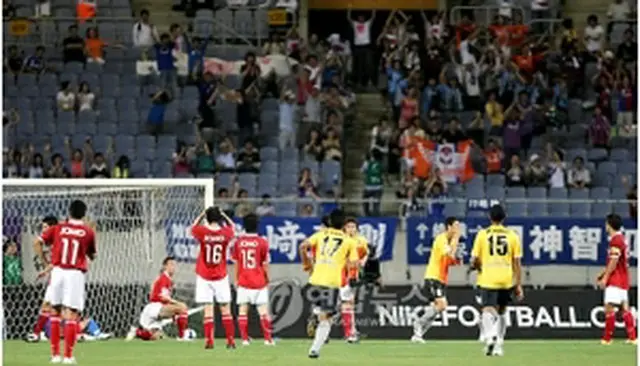 試合終了のホイッスルにうなだれるKリーグ選抜＝8日、仁川（聯合ニュース）