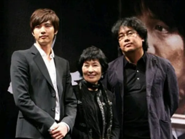 『母なる証明』主演のウォンビン、キム・ヘジャとポン・ジュノ監督（左から）＝（聯合ニュース）