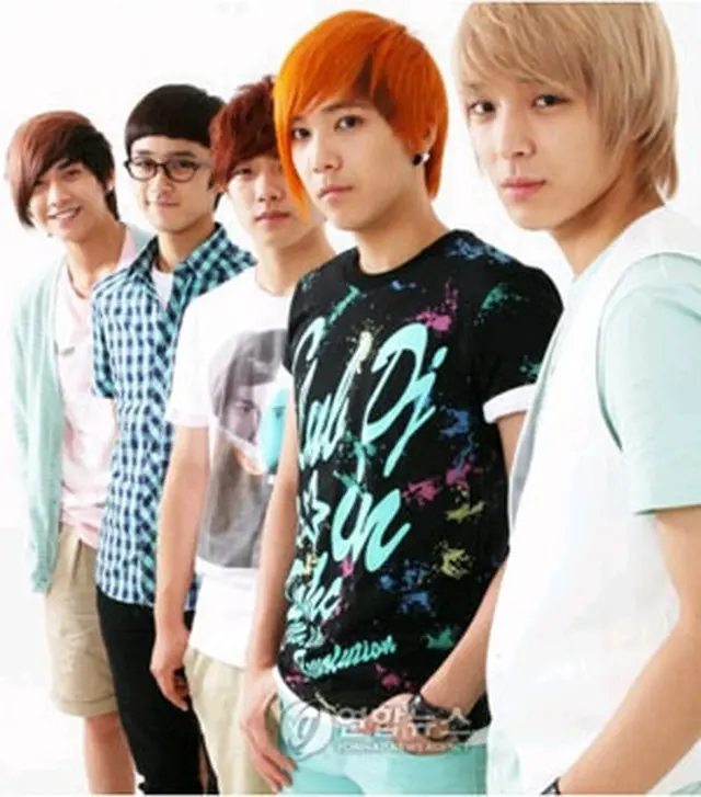＜FTIsland＞右から2番目がホンギ＝（聯合ニュース）