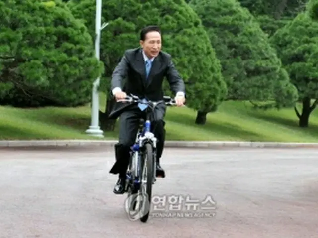 青瓦台内で自転車に乗る李大統領。2008年9月撮影＝（聯合ニュース）