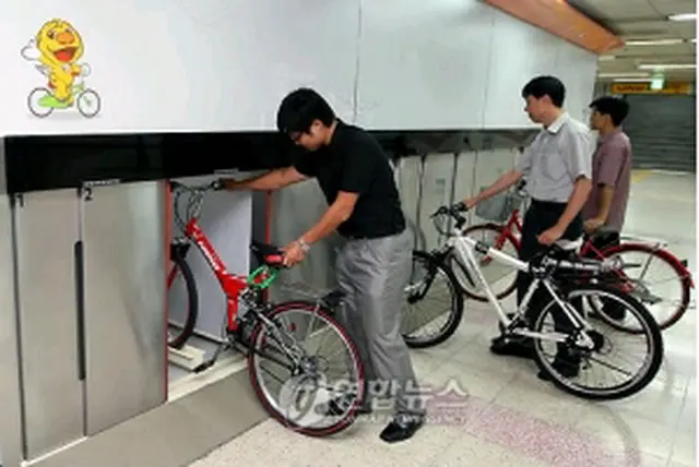 自転車保管施設も来年2月までに8駅の構内に設置される予定＝17日、ソウル（聯合ニュース）