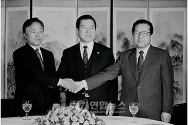 握手を交わす当時の金泳三新民党総裁、金大中平和民主党総裁、金鍾泌自由民主連合総裁（データベース）＝（聯合ニュース）