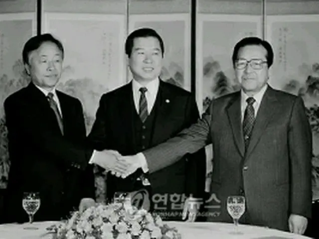 握手を交わす当時の金泳三新民党総裁、金大中平和民主党総裁、金鍾泌自由民主連合総裁（データベース）＝（聯合ニュース）