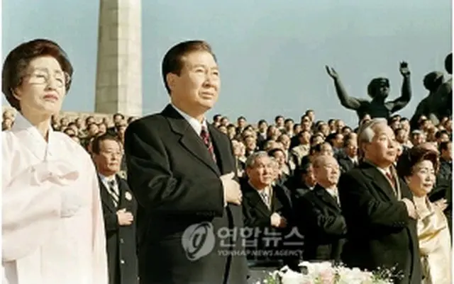1998年2月、大統領就任式での故金大中大統領と李姫鎬夫人＝（聯合ニュース）