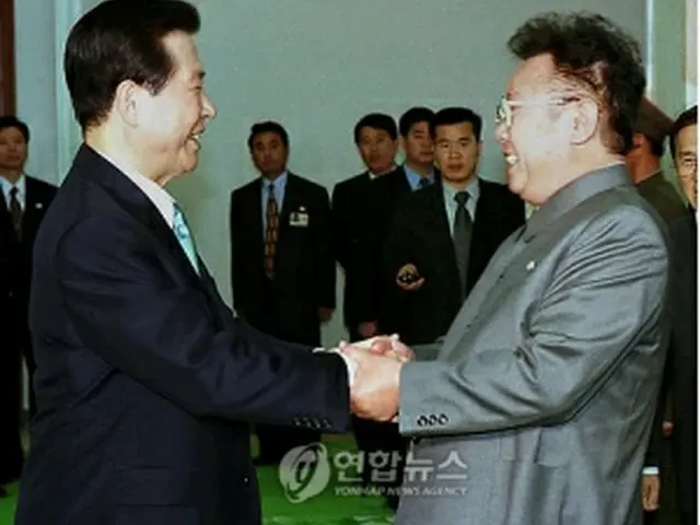 2000年6月14日の南北首脳会談で握手する金元大統領（左）と金総書記＝（聯合ニュース）