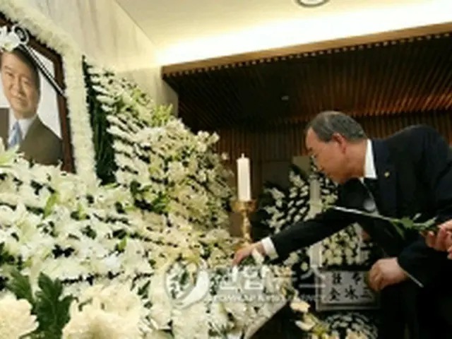 非公式で訪韓していた潘事務総長は、出国前に弔問に訪れた＝18日、ソウル（聯合ニュース）