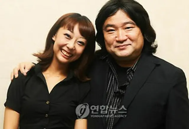 演出の品川氏（右）と主演の姫咲ひなの＝17日、ソウル（聯合ニュース）