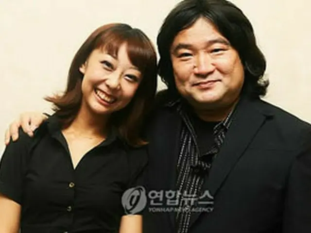 演出の品川氏（右）と主演の姫咲ひなの＝17日、ソウル（聯合ニュース）