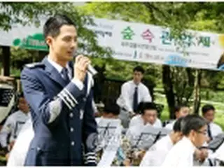 空軍服務中のチョ・インソン 音楽祭で司会