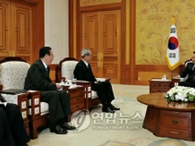 李大統領（右端）と北朝鮮弔問団（青瓦台提供）＝23日、ソウル（聯合ニュース）