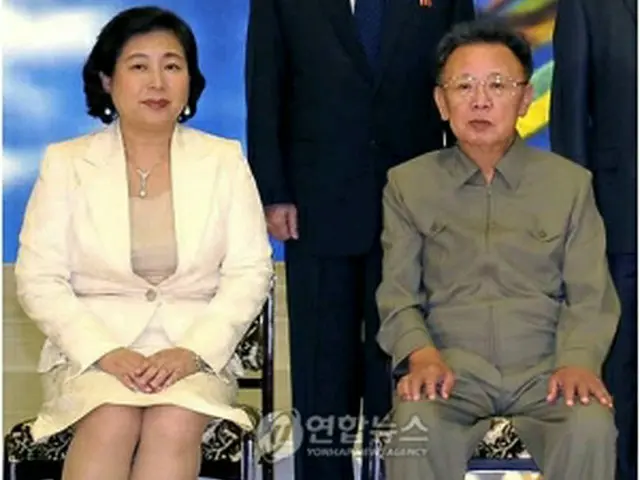 面会後、記念写真に納まる金総書記（右）と玄会長（北朝鮮・朝鮮中央通信）＝16日、ソウル（聯合ニュース）