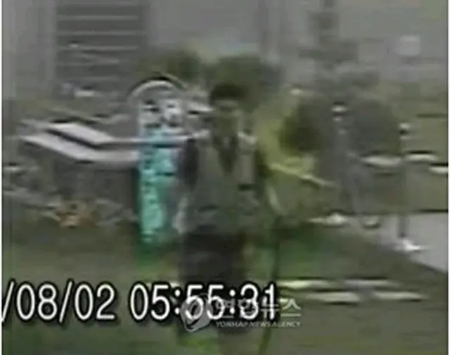 警察が公開した容疑者の映像（京畿警察庁提供）＝24日、ソウル（聯合ニュース）