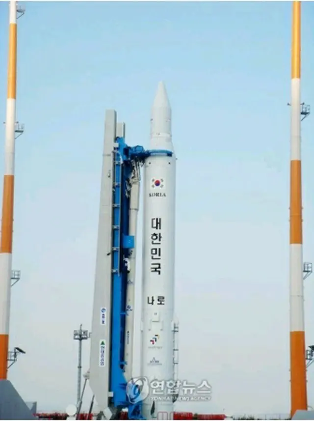 発射台に設置された「羅老号」（韓国航空宇宙研究院提供）＝24日、高興（聯合ニュース）