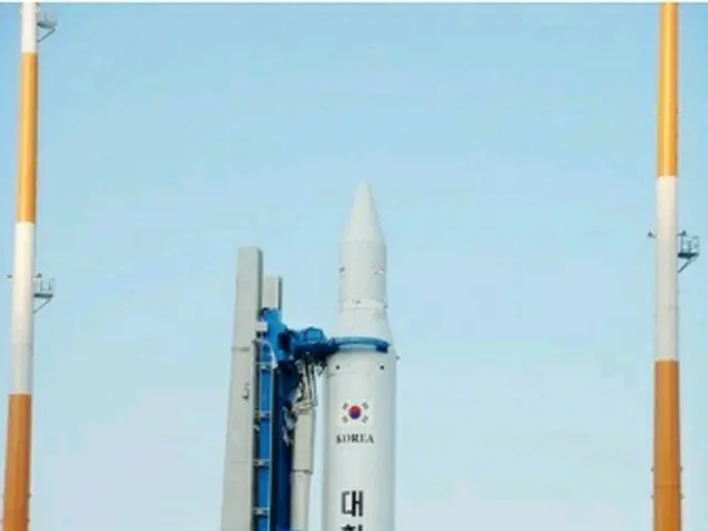 発射台に設置された「羅老号」（韓国航空宇宙研究院提供）＝24日、高興（聯合ニュース）
