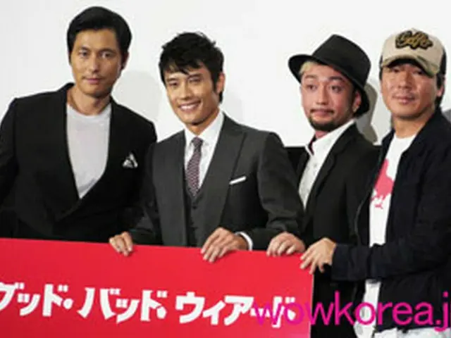 舞台挨拶に参加するチョン・ウソン、イ・ビョンホン、RYO、キム・ジウン監督（左から）